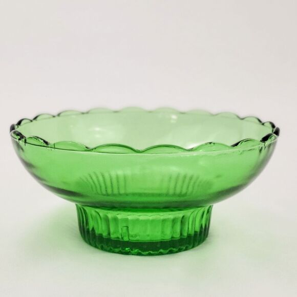 VINTAGE ✨️ EO Brody Co. Green Glass Scalloped Edge Bowl - Picture 1 of 5